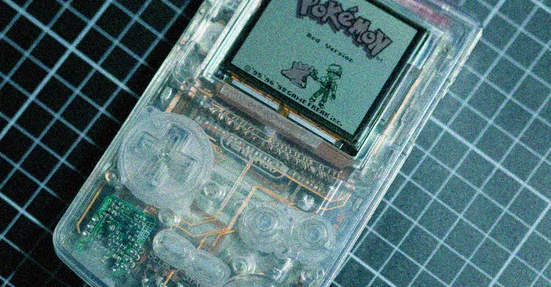 Цей прозорий Game Boy — витвір мистецтва завдяки прозорій платі, розробленій нею
