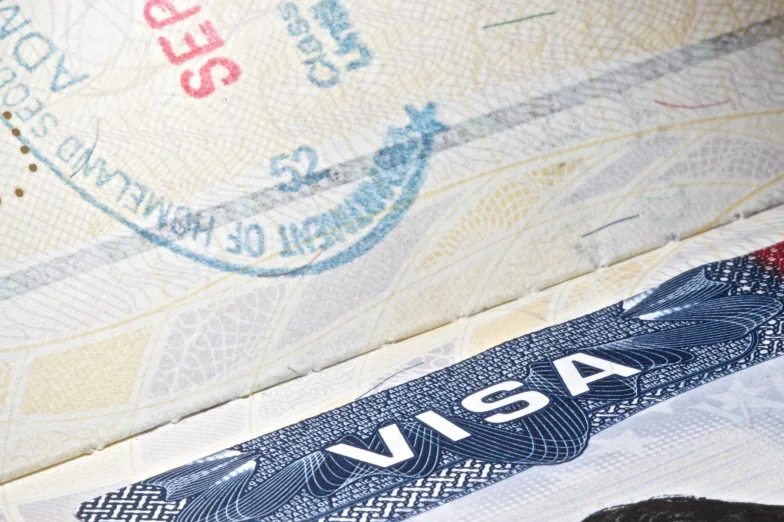 Imagen del artículo - Google y Apple advierten a empleados sobre visas para evitar viajes internacionales