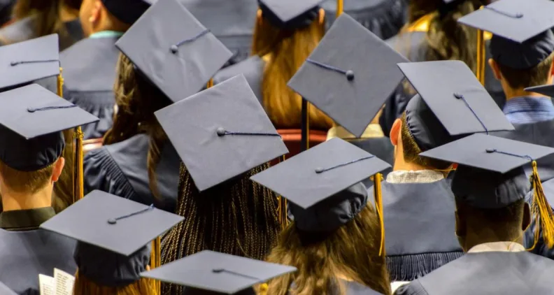 Imagen del artículo - Graduaciones y el rechazo estudiantil a la IA
