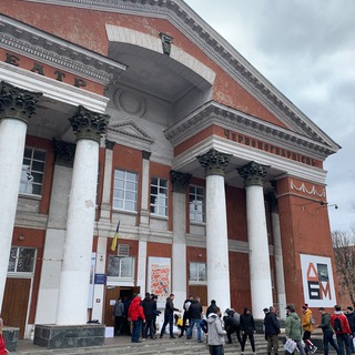 Логотип телеграм спільноти - Волонтери. Дніпровський Будинок Мистецтв.